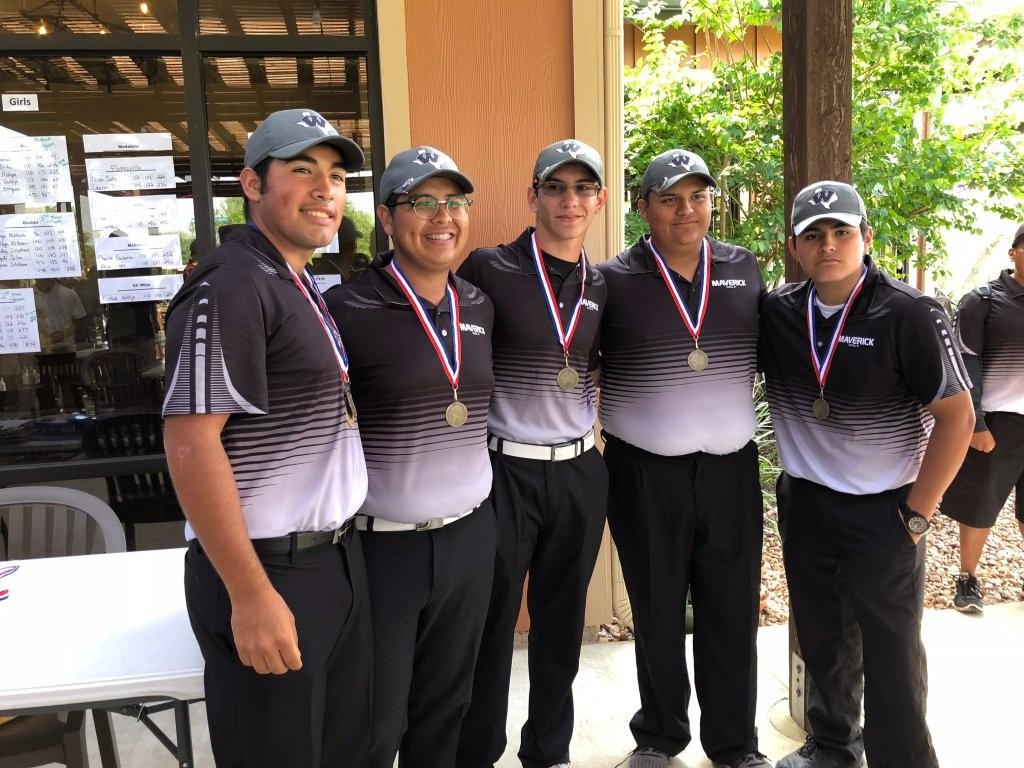 2018 maverick golf team 3rd place district.jpg